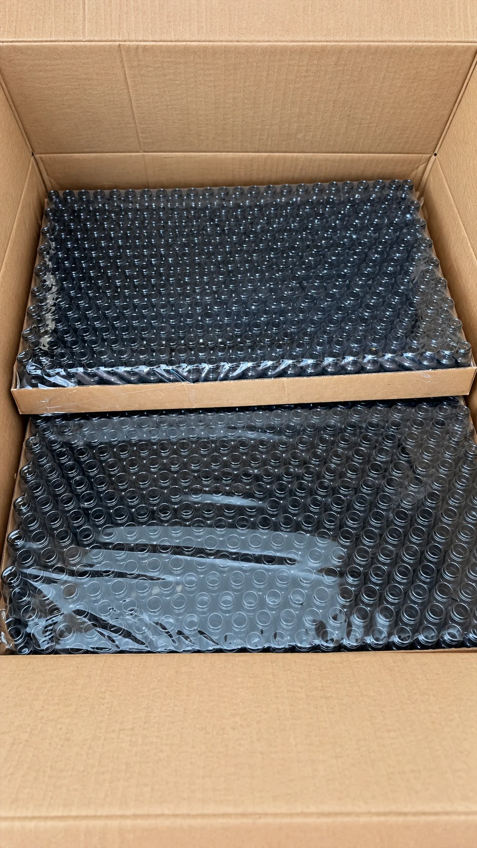 Vials protected in trays